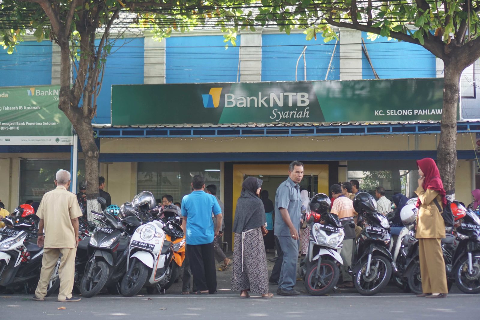 AKAN PINDAH: Pelayanan Bank NTB Syariah Cabang Selong di Pancor untuk sementara akan dipindah ke Gedung Pemuda dan Mahasiswa. (Dok./Lombok Post)