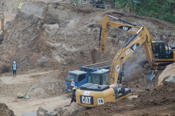 MASIH PROSES: Salah satu alat berat pihak pelaksana proyek terlihat beroperasi di area pembanguan Bendungan Meninting di Desa Bukit Tinggi, beberapa waktu lalu.( DOK/LOMBOK POST)