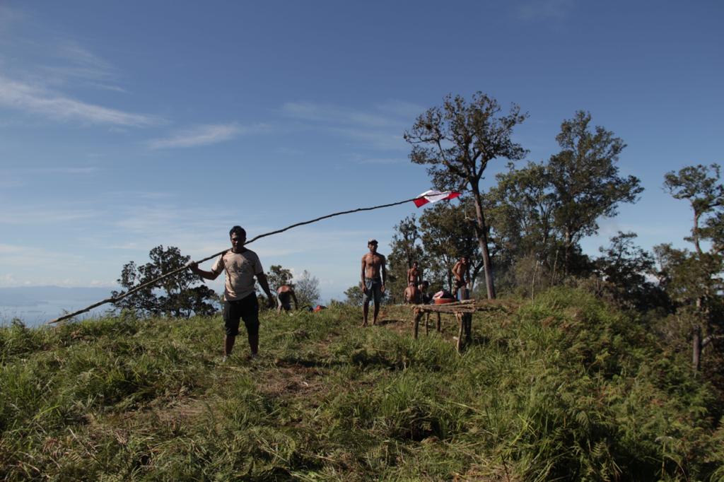 SAMBUT NEW NORMAL: Anggota Pokdarwis Langgar Pusaka Desa Sapit, Kecamatan Suela saat membersihkan area camping ground di Bukit Pal Jepang, Desa Sapit, belum lama ini. (DIDIK FOR LOMBOK POST)