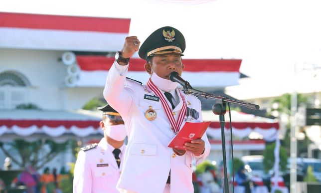 MERDEKA: Bupati KSB HW. Musyafirin membacakan amanatnya pada peringatan HUT RI ke-75.( FARUK/RADAR SUMBAWA)