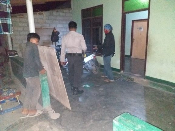 GELEDAH: Anggota Polsek Sakra saat menggeledah rumah salah seorang warga yang diduga pelaku curanmor di Desa Suwangi, Kecamatan Sakra, Rabu (19/8) lalu. (Bambang for Lombok Post)
