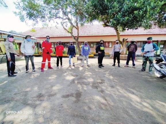 SEMPROT SEKOLAH: Tim Gerak Cepat (TGC) Covid-19 Lotim berfoto bersama usai melakukan penyemprotan disinfektan di salah satu sekolah dasar di Desa Pesanggrahan, belum lama ini. (BADRUN FOR LOMBOK POST)