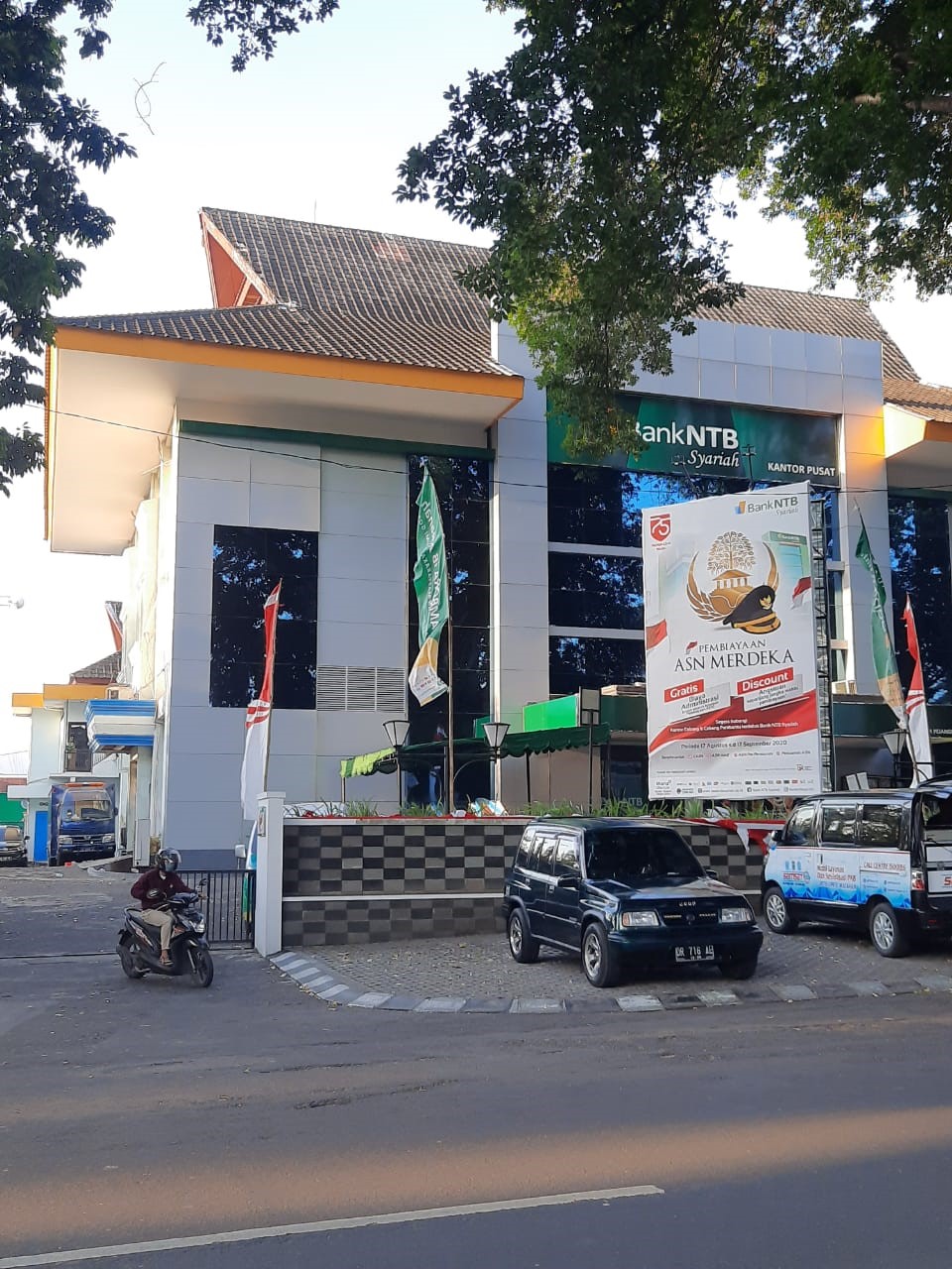 KANTOR PUSAT: Seorang pengendara lewat di depan Bank NTB Syariah, Minggu (30/8/2020).