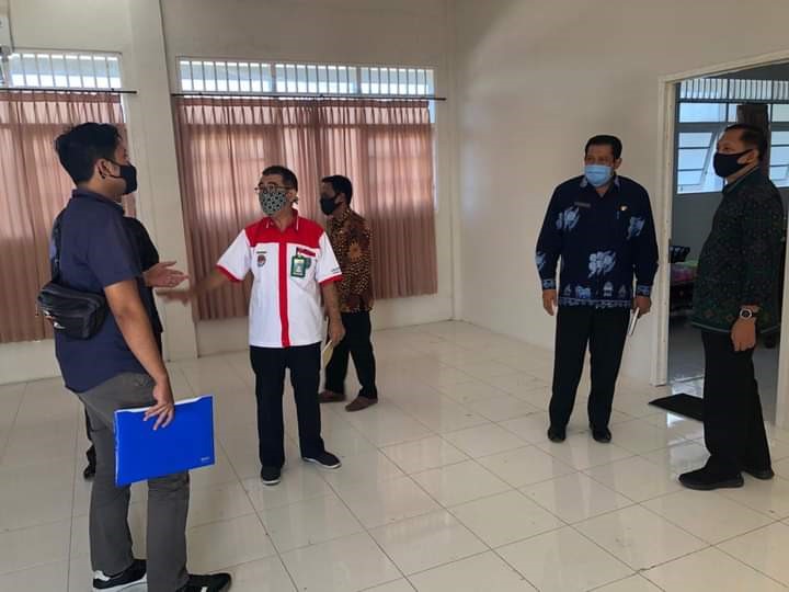 PERSIAPAN: Kepala Kanreg X BKN Denpasar Bambang Hari Samasto (kanan) ditemani Kepala BKD NTB H Muhammad Nasir (dua dari kanan) meninjau kesiapan SKB di NTB, Jumat (7/8/2020).