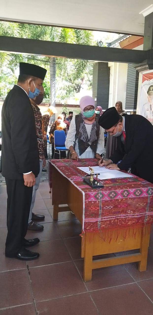 PELANTIKAN: Salah satu kepala sekolah (kiri) saat dilantik oleh Kepala Disdik Kota Mataram H Lalu Fatwir Uzali, Mei lalu.