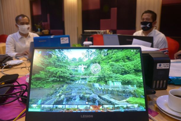 PEMANDU LOKAL: Edy Anugrah (kiri) dan Hanan berlatih memandu geotour secara virtual, di acara Geotourism Festival 2020, Juli lalu. (SIRTU/LOMBOK POST)