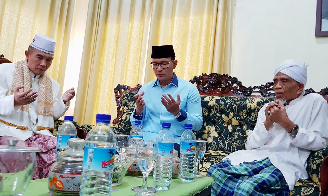 MINTA DUKUNGAN: Bakal Calon Wali Kota Mataram H Mohan Roliskana dan Bakal Calon Wakil Wali Kota TGH Mujiburrahman bersilaturahmi ke tokoh kharismatik NU TGH Lalu Turmudzi Badaruddin di Bagu, Lombok Tengah, Selasa (18/8).(Sahabat HMR/Lombok Post)