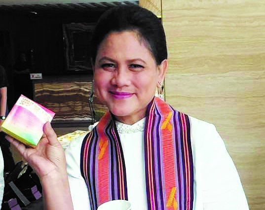 RESEP SEHAT: Ibu Negara Hj Iriana Joko Widodo saat mengonsumsi Serbat Jahe produksi Desa Langko, Lombok Barat.( POLDA NTB FOR LOMBOK POST)
