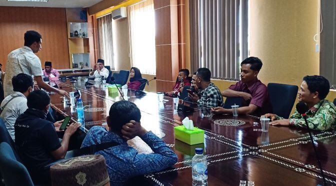 MENGADU: Sejumlah warga Desa Pengembur, Pujut, Loteng saat mengadukan soal jalan yang belum di hotmix kepada anggota dewan, Selasa (25/8).( Dedi/Lombok Post)