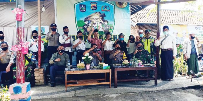 DUA JEMPOL: Bupati Lombok Tengah HM Suhaili FT saat foto bersama para tokoh masyarakat dalam kunjungannya melihat dari dekat Kampung Sehat di Dusun Karang Timbang, Desa Montong Terep, Kecamatan Praya. (DEDI/LOMBOK POST)