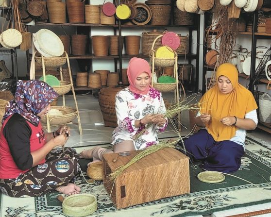 TAK TERGERUS PANDEMI: Seperti inilah para perempuan Desa Karang Bayan menganyam kerajinan ketak di salah satu unit usaha kerajinan yang ada di desa tersebut. Di tengah pandemi, kerajinan ini terus menggeliat. (POLDA NTB FOR LOMBOK POST)