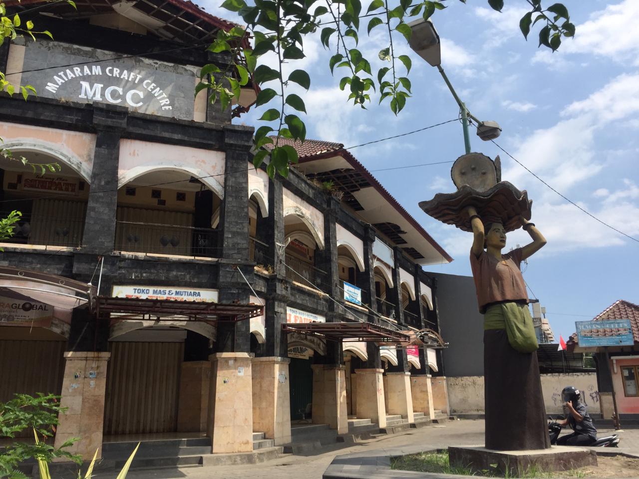 SEPI : Kondisi terkini MCC yang ada di Sekarbela, sepi tanpa pengunjung. Tampak beberapa pengendara lewat dan beberapa PKL mulai bersiap berjualan di depannya, Jumat (14/8/2020)