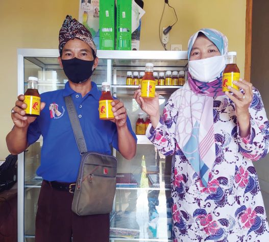 OBAT HERBAL: Minyak Jaran, salah satu minyak tradisional dari Lombok Timur yang umumnya digunakan warga untuk meningkatkan daya tahan tubuh.( POLDA NTB FOR LOMBOK POST)