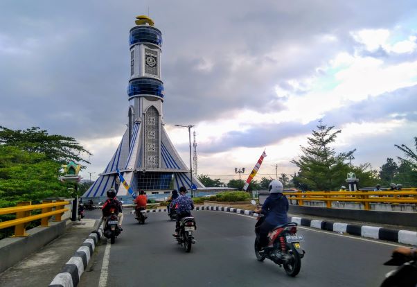 Inilah monumen Mataram Metro yang ada di Jalan Gajah Mada. Monumen ini menjadi salah satu ikon Kota Mataram. (TONI/LOMBOK POST)
