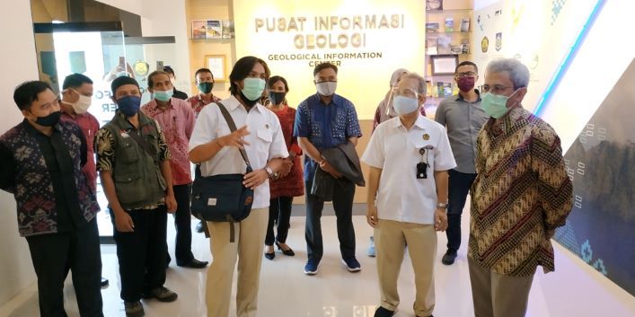 MUSEUM GEOLOGI: Plt Kepala Badan Geologi Saleh Abdurrahman (paling kanan) meninjau Museum Geologi NTB, Selasa (4/8). (SIRTU/LOMBOK POST )