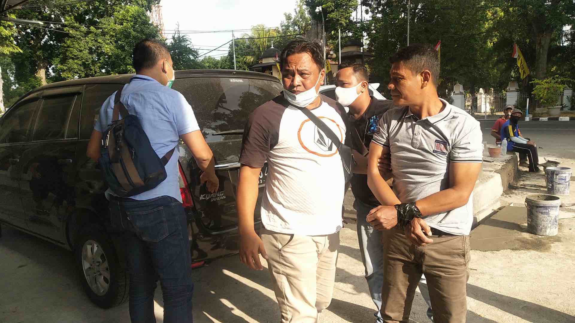 TAK BERKUTIK: Pelaku AK (kanan) dibekuk tim khusus Dirresnarkoba Polda NTB saat dibawa ke Rumah Sakit Bhayangkara Polda NTB, Minggu  (2/8).(HARLI/LOMBOK POST)