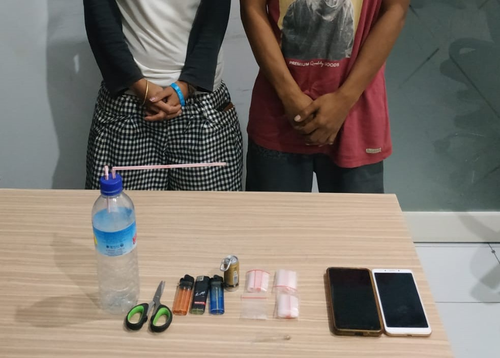 GAGAL NYABU: Terduga pengedar sabu berinisial H alias Doyok (kanan) bersama Tutik ditangkap Ditresnarkoba Polda NTB, Jumat  sore (7/8). ( DITRESNARKOBA POLDA NTB FOR LOMBOK POST)