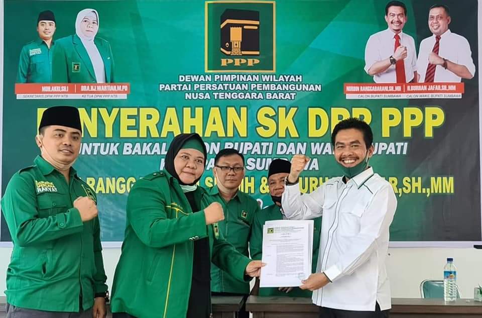 TIKET PILBUP: Nurdin Ranggabrani (baju putih) menerima SK PPP dari Ketua DPW PPP NTB Hj Warti’ah, Sabtu (22/8).( NURDIN FOR LOMBOK POST)