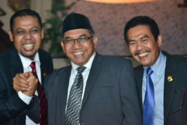 TAWA LEBAR POLITISI: Dari kiri ke kanan Burhanuddin Jafar Salam (BJS), Ketua DPD Partai Demokrat NTB TGH Mahally Fikri, dan Nurdin Ranggabrani, saat masih bersama di DPRD NTB tahun lalu.( LALU MOHAMMAD/LOMBOK POST)