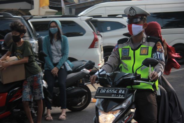 KETANGKAP RAZIA: Anggota Satlantas Polresta Mataram membonceng seorang pengendara yang tidak menggunakan helm dan berusaha kabur saat operasi Patuh Gatarin digelar di Jalan Langko, beberapa waktu lalu.( HARLI/LOMBOK POST)
