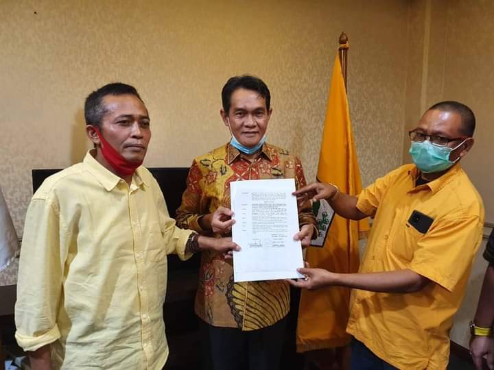LAYAK PIMPIN GOLKAR: Wakil Bupati Lombok Tengah HM Nursiah (tengah) dinilai layak menjadi ketua DPD Golkar Lombok Tengah. (Dok/Lombok Post)