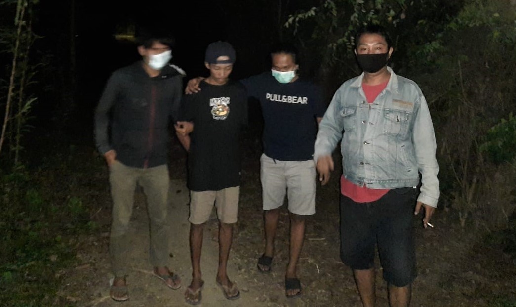BERHASIL DITANGKAP: Tim Puma Polres Lobar menangkap YU (kedua dari kiri) terduga pelaku pembobolan ruko, di Desa Lembar, Kecamatan Lembar, Selasa (25/8).( POLRES LOBAR UNTUK LOMBOK POST)