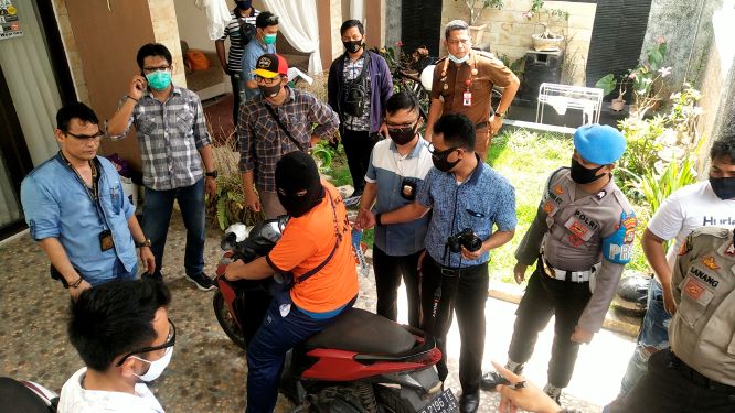 MEMBEDAH KASUS PEMBUNUHAN LINDA: Tersangka pembunuhan Rio Prasetya (menggunakan baju tahanan) mempraktikkan proses cara membunuh saat rekonstruksi di rumahnya, Jalaan Arofah II Nomor 04 Perumahan BTN Royal Mataram, Selasa  (25/8). (HARLI/LOMBOK POST)
