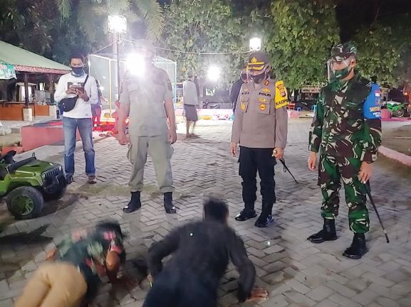 TAK ADA KOMPROMI: Kapolres Sumbawa dan Dandim 1607 Sumbawa memimpin langsung razia dan pemberian sanksi kepada warga yang kedapatan tidak mengenakan masker saat beraktivitas di tempat umum di Sumbawa Besar akhir pekan lalu.( POLDA NTB FOR LOMBOK POST)