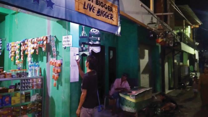 APLIKASI DATA: Seorang warga mencoba scanner barcode untuk penghuni kos di Lingkungan Sakura, Kelurahan Gomong, belum lama ini.( DEDI UNTUK LOMBOK POST)