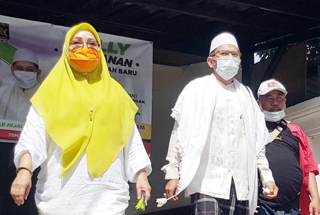 KOMITMEN BERSIHKAN MATARAM: Bakal Calon Wali Kota Mataram Hj Putu Selly Andayani (kiri) dan bakal calon wakilnya TGH Abdul Manan saat turun ke masyarakat belum lama ini. (IST/LOMBOK POST)