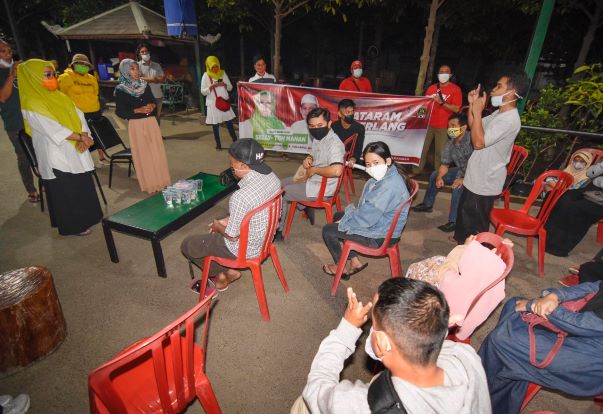 SERAP ASPIRASI: Bakal Calon Wali Kota Mataram Hj Putu Selly Andayani saat menyerap aspirasi para penyandang disabilitas di kediamannya di Jalan Panji Masyarakat Kekali, Sabtu malam (8/8).( IST/LOMBOK POST)