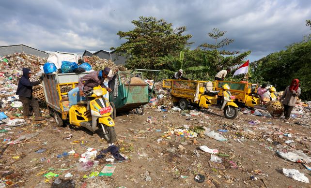 BAKAL DIPINDAH: Meski sudah ditutup, beberapa motor pengangkut sampah masih membuang sampah di TPST Sandubaya, Kota Mataram, Senin (24/8). (IVAN/LOMBOK POST )