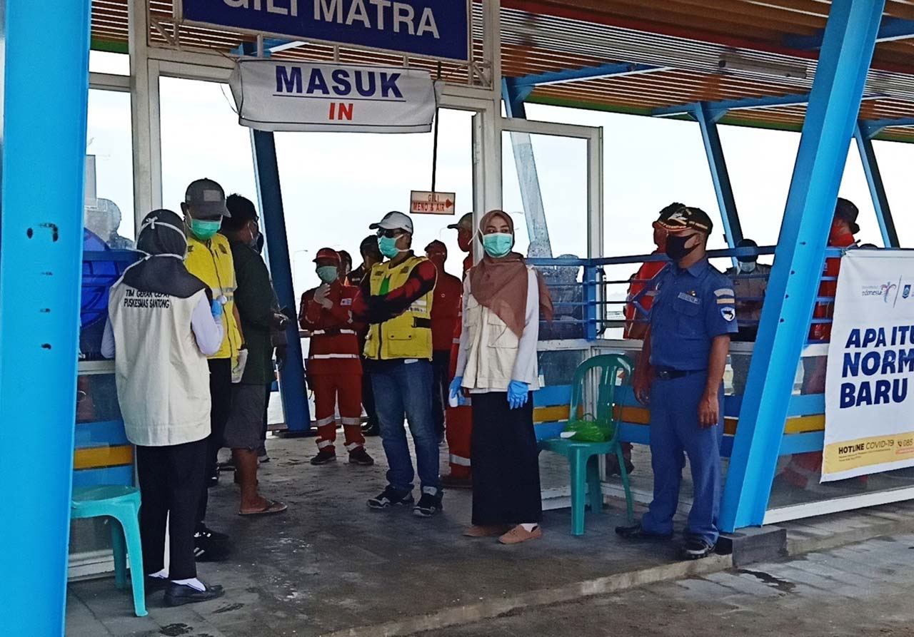 PROTOKOL COVID: Sejumlah petugas kesehatan berjaga di pelabuhan, pintu masuk Gili Matra (Meno Air Trawangan), beberapa hari lalu.