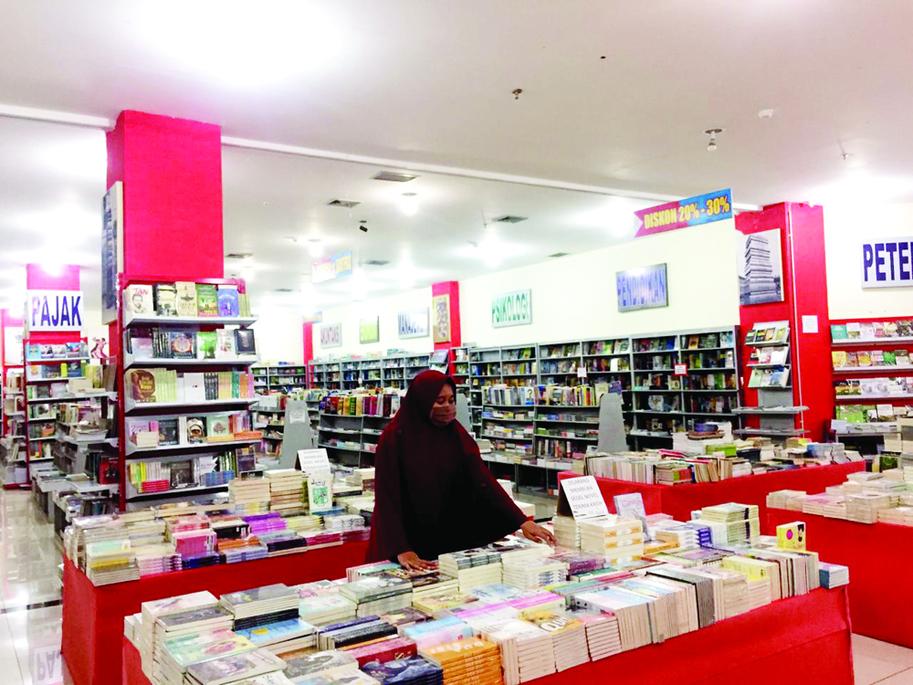 SEPI PENGUNJUNG : Toko Buku Airlangga LEM tampak lengang, Rabu (5/8/2020). Kebijakan aktivitas belajar dari rumah mempengauhi omzet dan tingkat kunjungan ke toko buku ini.