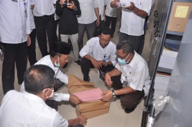 CEK ARSIP: Bupati Lobar H Fauzan Khalid melihat arsip dokumen aset di Depo Arsip milik Dinas Arsip dan Perpustakaan, beberapa waktu lalu.( DOK/LOMBOK POST)