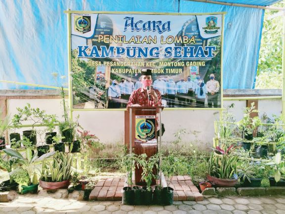 TERBAIK DI MONTONG GADING: Kepala Desa Pesanggrahan H Badrun memberi sambutan pada tim penilai kampung sehat tingkat Kabupaten di Kantor Desa Pesanggrahan, Kecamatan Montong Gading, kemarin (29/9).