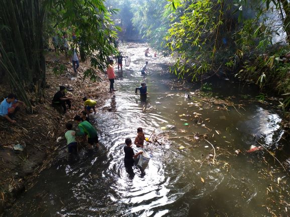 GOTONG ROYONG: Warga Lingkungan Dasan Geres Tengah membersihkan sungai yang membelah wilayah mereka, Jumat (18/9).( DIDIT/LOMBOK POST)