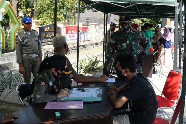 RAZIA MASKER: Petugas gabungan dari Satpol PP, TNI, dan Polri saat melakukan razia masker di Kota Mataram, (15/9) lalu. (TONI/LOMBOK POST)