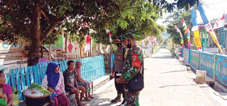 PATROLI RUTIN: Personel TNI dan Polri di wilayah hukum Kecamatan Rhee, rutin menggelar patroli untuk mengingatkan masyarakat agar selalu mematuhi protokol kesehatan saat beraktivitas di luar rumah.