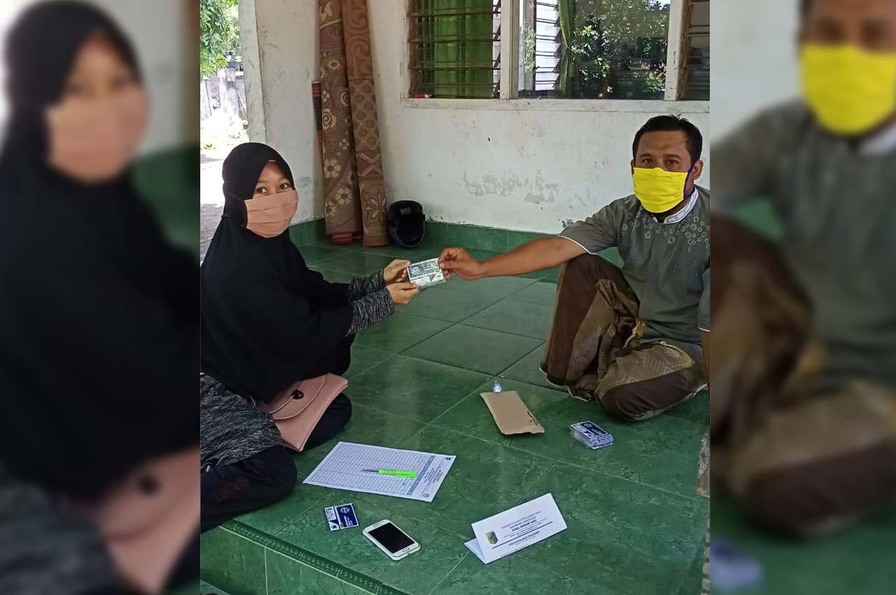 BELAJAR DARING: Pendistribusian kartu internet, ke rumah peserta didik SMAN 1 Selong, beberapa waktu lalu.