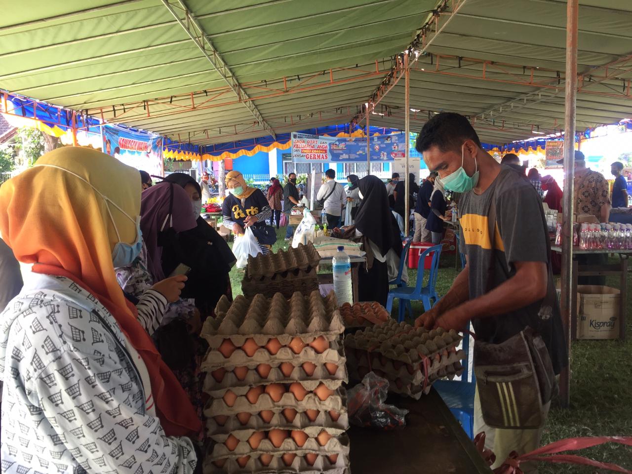 BORONG: Sejumlah warga berbelanja sembako dalam gelaran Pasar Rakyat di Pagutan Barat, Mataram, Rabu (23/9/2020).