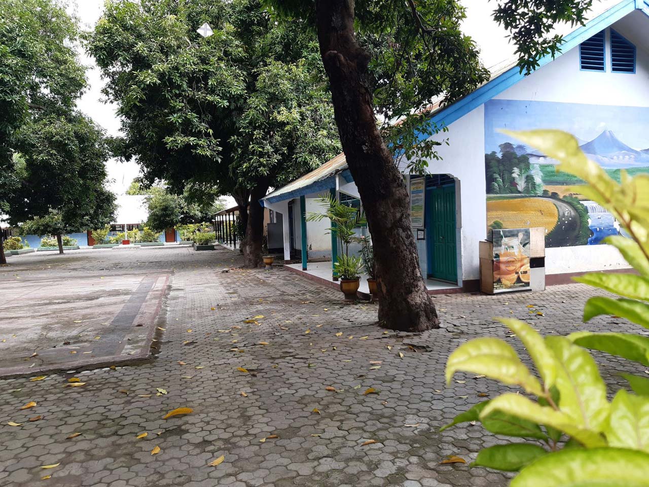 KOSONG: Salah satu sekolah di Mataram yang ditutup sejak Pandemi Korona merebak, beberapa waktu lalu.