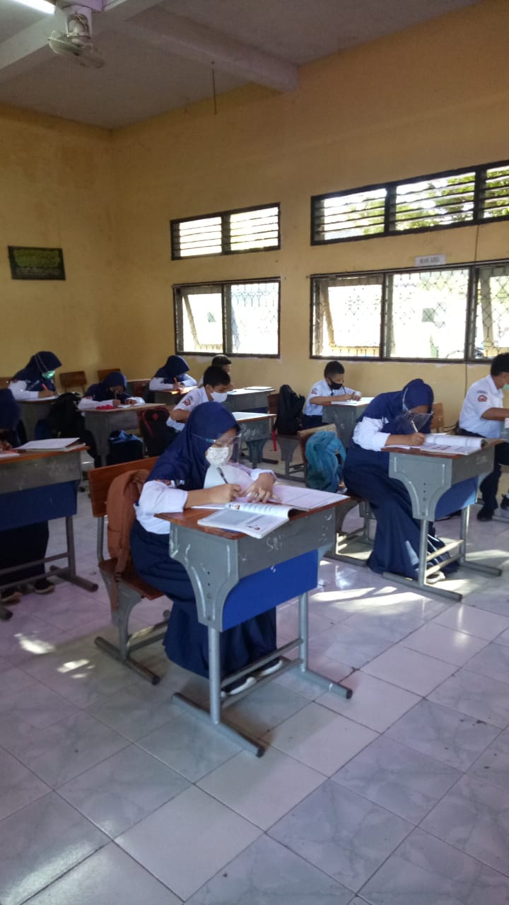 JAGA JARAK: Simulasi KBM tatap muka hari kedua di SMPN 1 Sumbawa Besar, Selasa (22/9/2020).