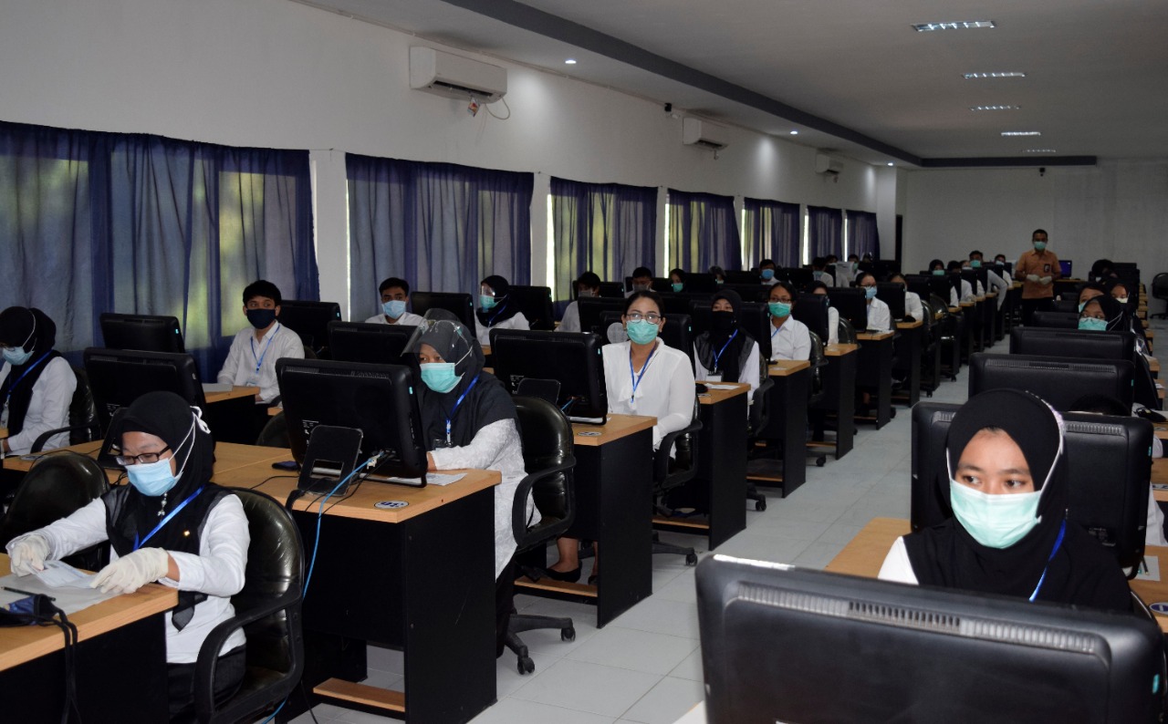 SELEKSI CPNS: Para peserta CPNS berada di ruang komputer dalam SKB CPNS, di kantor BKD NTB, Rabu (9/9/2020).
