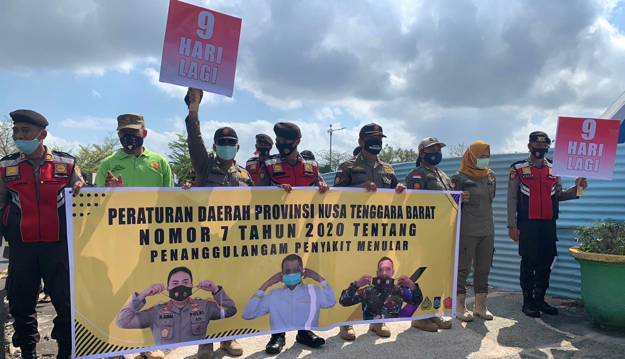 SOSIALISASI PERDA: Anggota Satpol PP bersama Polri dan TNI mensosialisasikan Perda Nomor 7 Tahun 2020 di jalan lingkar selatan, Mataram, Sabtu (5/9/2020).