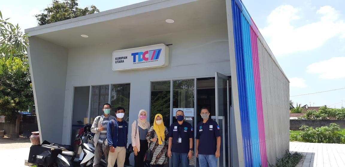 POSE: Tim survei PT GNE di depan TDC Lebah Sempaga, Narmada, Lombok Barat, beberapa waktu lalu.
