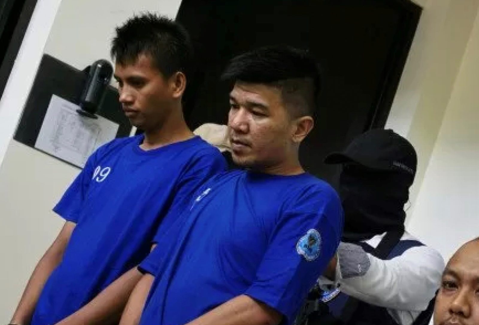 DIVONIS PENJARA SEUMUR HIDUP: Dua terdakwa Riko Setiawan (kanan) dan Ferry Firmansyah dikawal tim BNN NTB usai ditangkap, beberapa waktu lalu.( HARLI/LOMBOK POST)
