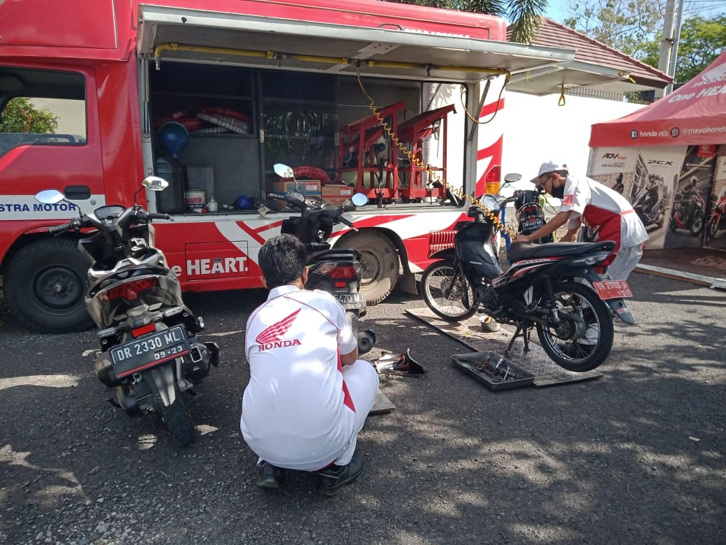 PELAYANAN TERBAIK: Dua mekanik Honda melakukan servis di salah satu kantor, dalam program Bale Honda, beberapa waktu lalu.