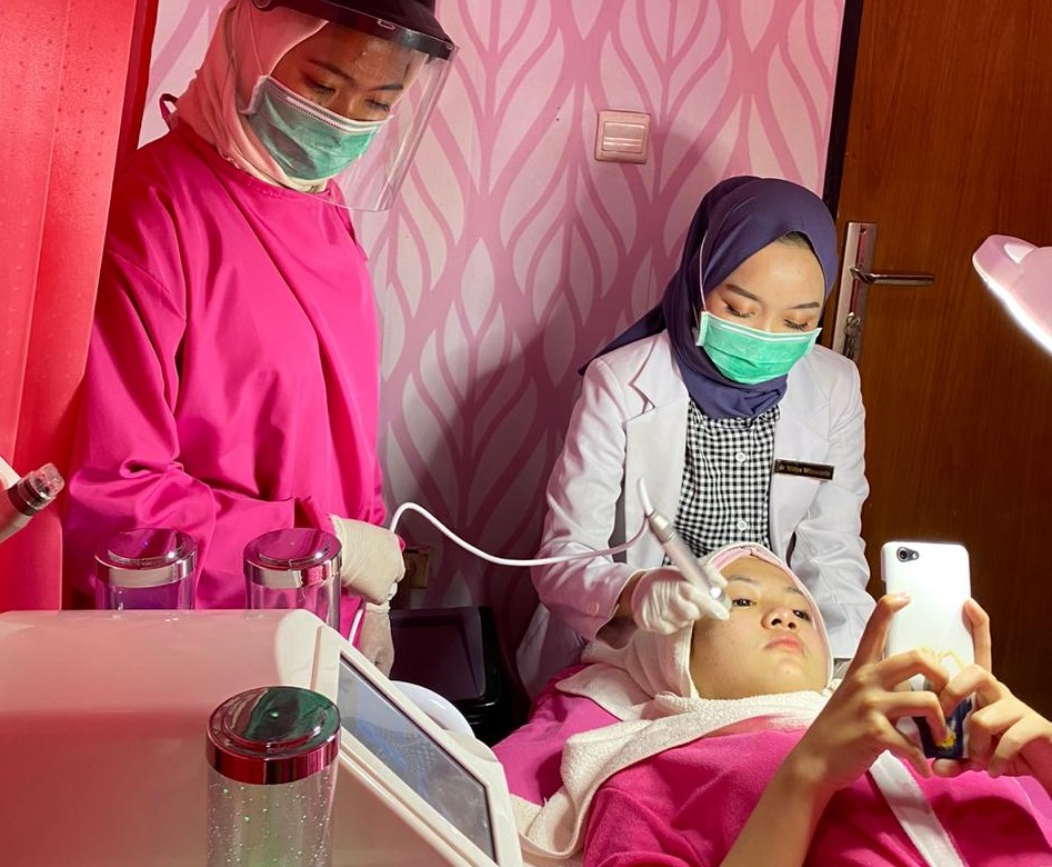 PERAWATAN TERBAIK : Eva Yolanda, peserta LIDA 2020 saat menjalani treatment Oxy Infusion bersama dokter Widya Wibawanty di Glams Aesthetic Skin Clinic, Selong, Lombok Timur, kemarin (31/8).  ( EKA/LOMBOK POST )