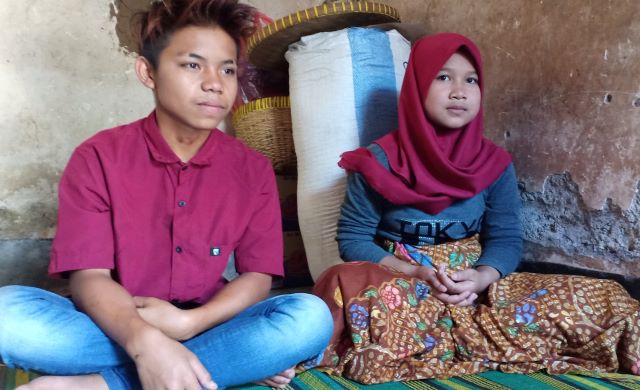 SUAMI ISTRI: Suhaimi dan Nur Herawati ini mendadak viral di medsos, kemarin (15/9). Itu karena mereka menikah di usia dini di Dusun Montong Praje Timuq Desa Pengenjek, Pringgarata Loteng.( Dedi/Lombok Post)